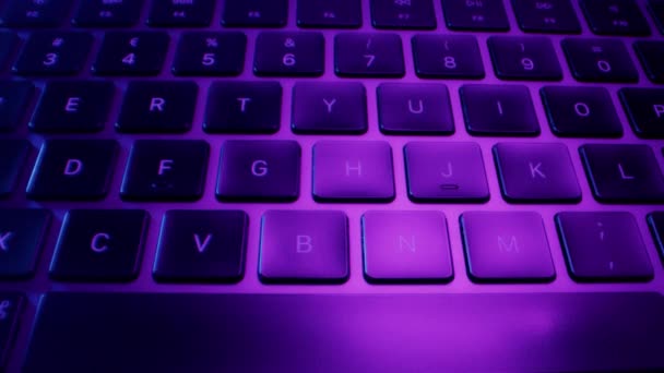Çok Renkli Işıklandırma Siyah Laptop Klavye Düğmeleri Yakın Çekim Yüksek — Stok video