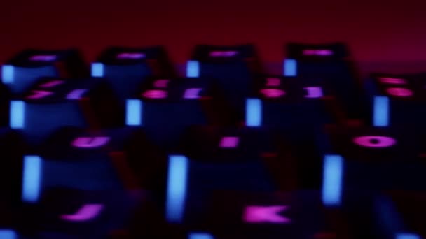 Renkli Arkaplanda Kara Klavye Düğmeleri Nin Süper Yakın Çekimi Kırbaçla — Stok video