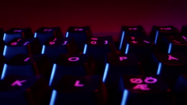 Super Closure Bons Black Keyboard Colorful Backlight Выстрел Низкого Угла — стоковое видео