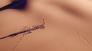 Çölde Bikini ve Çizme Giyen Genç Kadın Üzerine Drone