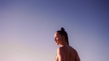 Gümüş Bikinili Güzel Kadın Mavi Gök Altında Kameraya Dönerken Orta Yol Yavaş Çekimi