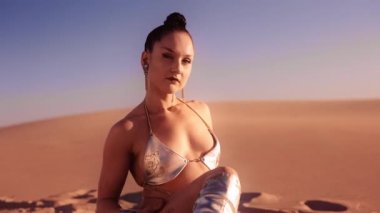 Çölde Gümüş Bikini Giyen Güzel Genç Kadın 'ın Orta Dolly Vuruşu