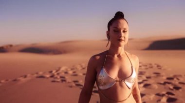 Gümüş Bikini Giyen Genç Kadın Çölde Kameraya Çekilirken Orta Yol Çekimi