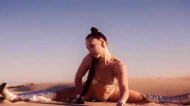 Geniş Dolly Slow Motion Gümüş Çizmeli Genç Kadın ve Bikini 'nin Çöl' deki Kameraya Eğilişi