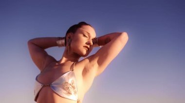 Gümüş Bikini Giyen Genç Kadın Çölde Mavi Gökyüzüne Karşı Uzanıyor