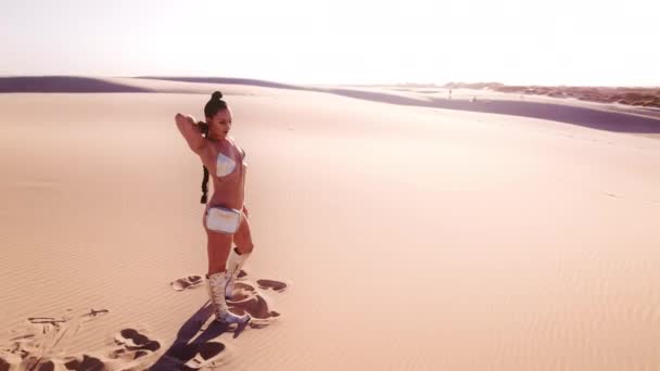 Wide Drone Shot Arcing Mujer Hermosa Joven Pie Desierto Caliente — Vídeos de Stock