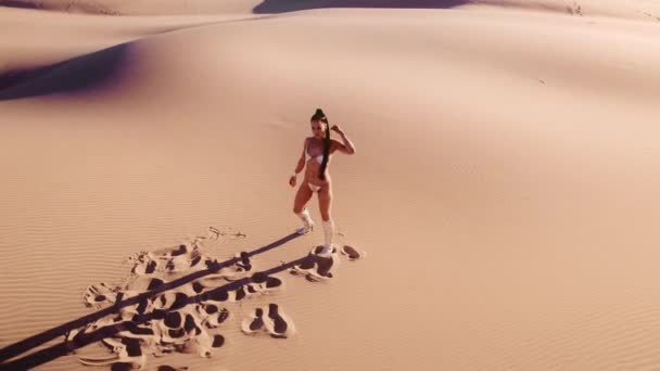 라운드 우먼의 부츠와 비키니 뜨겁고 사막의 — 비디오