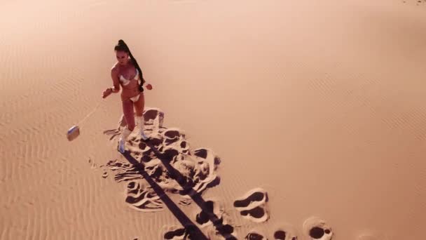 Amplio Drone Arco Redondo Joven Mujer Bikini Botts Balanceo Pequeño — Vídeos de Stock