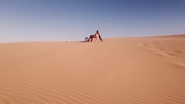 Drone Постріл Молодий Жінка Бікіні Boots Streting Всі Чотири Desert — стокове відео