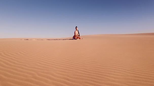 Drone Felé Gyönyörű Fiatal Mozog Térdelve Négykézláb Bikini Csizma Sivatagban — Stock videók