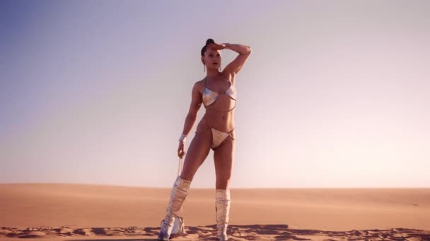 Medium Drone Neergeschoten Naar Vrouw Zilveren Bikini Laarzen Afscherming Ogen — Stockvideo