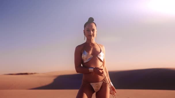 Zoom Ancho Cámara Lenta Mujer Joven Botas Plata Bikini Balanceo — Vídeos de Stock