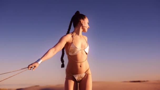 Amplia Cámara Lenta Mano Mujer Joven Bikini Plata Botas Girando — Vídeos de Stock
