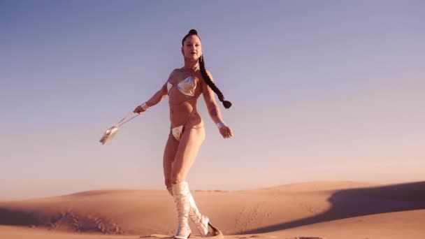 Amplia Cámara Lenta Mano Mujer Joven Bikini Plata Botas Girando — Vídeos de Stock