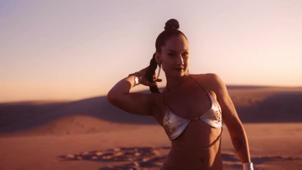 Medium Slow Motion Dolly Shot Van Jonge Vrouw Zilveren Bikini — Stockvideo