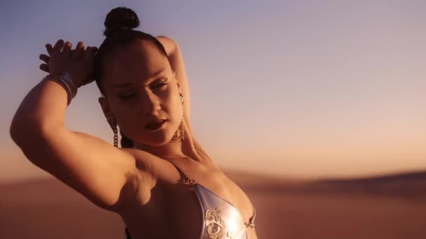 Střední Pomalý Pohyb Arcing Shot Beautiful Young Woman Bikini Top — Stock video
