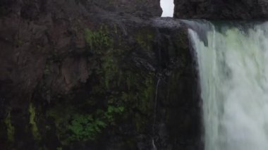 Şelale üzerindeki İHA Uçuşu Klougljufur Kanyonu, Vididalur, Vestur-Hunavantssysla, İzlanda