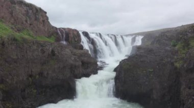Şelale üzerindeki İHA Uçuşu Klougljufur Kanyonu, Vididalur, Vestur-Hunavantssysla, İzlanda
