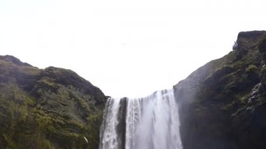 Seljalandfoss Şelalesi, İzlanda 'nın Geniş Yavaş Çekimi