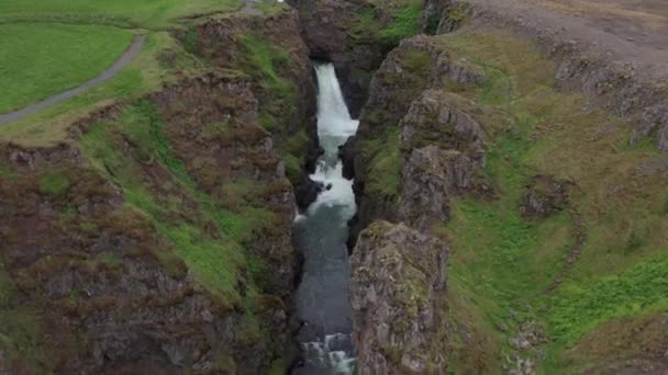 Brede Drone Vlucht Watervallen Cascades Klougljufur Canyon Vididalur Vestur Hunavantssysla — Stockvideo