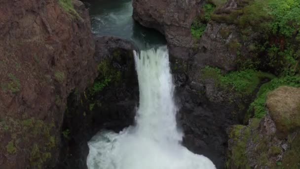 Wide Drone Tilting Waterfall Klougljufur Canyon Vididalur Vestur Hunavantssysla Island — Stockvideo