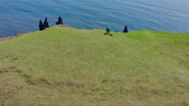 Wide Drone Shot Rising Air Drone Pilots Grass Sea Stacks — Stockvideo