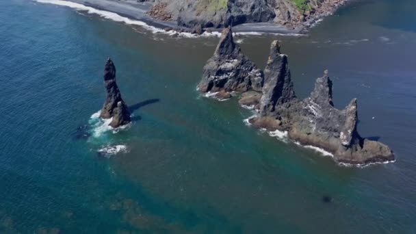 Vôo Drone Largo Costa Sobre Pilhas Mar Vik Islândia — Vídeo de Stock