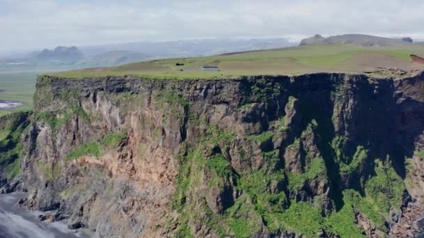 大无人机与飞行员飞越海面向悬崖和海岸线飞去 冰岛维克 — 图库视频影像
