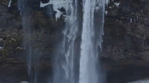 アイスランドの崖の上にカスケーディングSeljalandsfoss滝のショットをダウン中傾き — ストック動画