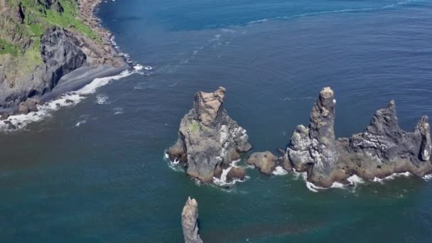 Large Drone Flight Arcing Sea Stacks Large Des Côtes Vik — Video