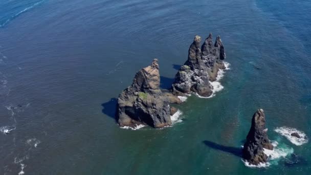 Großer Drohnenflug Über Seestapel Vor Der Küste Vik Island — Stockvideo