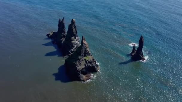 Large Drone Flight Arcing Sea Stacks Large Des Côtes Vik — Video