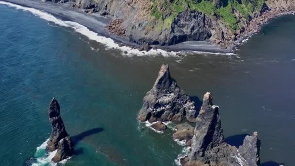 Vôo Drone Largo Arcing Sobre Pilhas Mar Fora Costa Vik — Vídeo de Stock