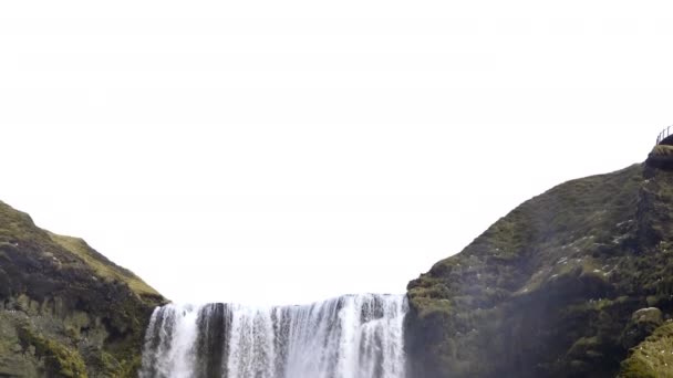 アイスランドのSeljalandsfoss滝のカスケード上に傾ける中スローモーションショット — ストック動画