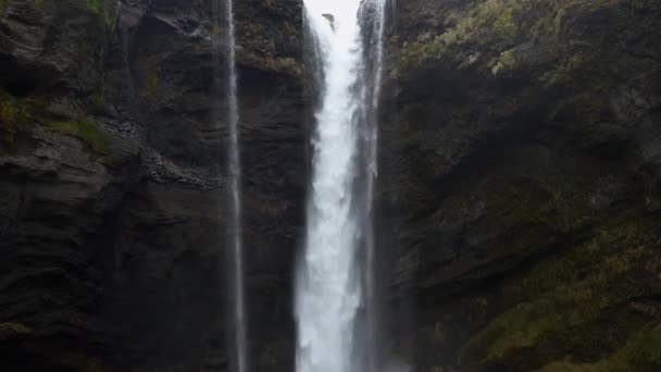 広いスローモーションは アイスランドの川に飛び込むセジャランドスフォスの滝のカスケードのショットを下に傾けます — ストック動画