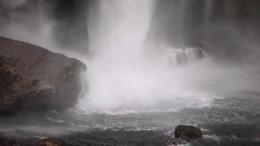 Seljalandsfoss Şelalesinin İzlanda, Nehre Sıçrayan Orta Çekimi