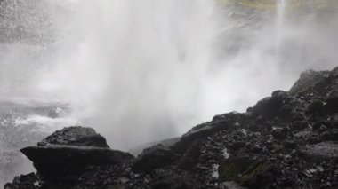 Yavaş Çekim Orta Çekim Seljalandsfoss Şelalesinin Nehre ve İzlanda 'daki Kayalara Sıçrayışı