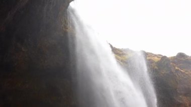 Seljalandsfoss Şelalesinin Yavaş Çekimi, İzlanda, İzlanda 'daki Adam İzlerken Şelale Şelalesi Şelalesi