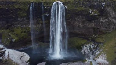 Seljalandfoss Şelalesinin Geniş Kapalı Çekimi, İzlanda