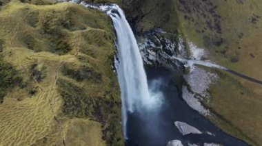 Seljalandsfoss Şelalesinin İzlanda 'da Geniş Arving Drone Fotoğrafı