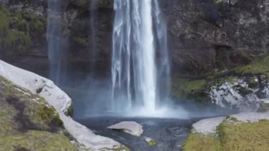 İzlanda 'da Seljalandsfoss Şelalesine Geniş İHA Çekimi