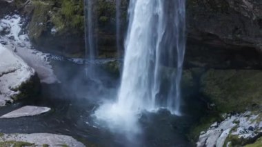 Seljalandsfoss Şelalesi, İzlanda 'nın Ortalama İHA Uçuşu Çekimi