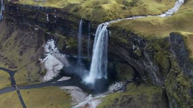 Seljalandsfoss Şelalesine, İzlanda 'ya Geniş İHA Uçuşu