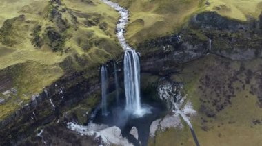 Seljalandsfoss Şelalesi ve Peyzaj, İzlanda 'ya Geniş İHA Uçuşu