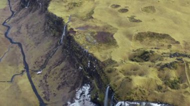 Geniş Yavaş Hareketli İnsansız Hava Aracı Manzara ve Seljalandfoss Şelalesi, İzlanda 'dan Nehirler