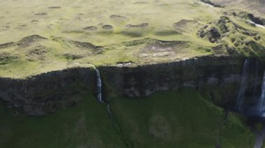 Geniş İHA Uçuşu Seljalandsfoss Şelalesi ve Manzara, İzlanda