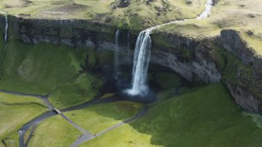 Seljalandsfoss Şelalesi ve İzlanda 'da Geniş İHA Uçuşu Yükseliyor