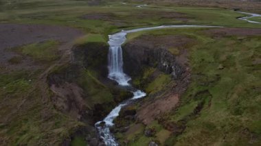 İzlanda 'nın otlak arazisindeki şelaleden insansız hava aracı vuruldu.