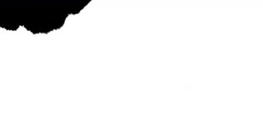 Siyah mürekkebin yakın plan çekimleri beyaz yüzeye yayılıyor ve kapanıyor.