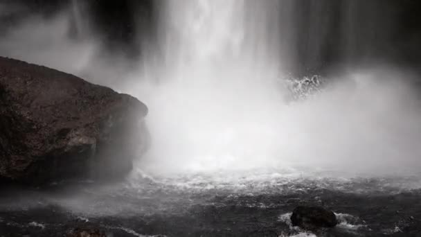 ロックダウン ミディアム ショット Seljalandsfoss滝がアイスランドの川に注ぐ — ストック動画